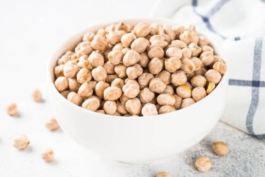 Mutfak masasındaki beyaz kasede nohut..