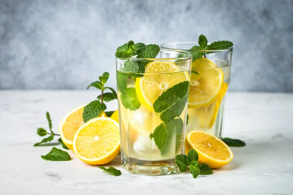 Limonada no copo à mesa branca. — Fotografia de Stock