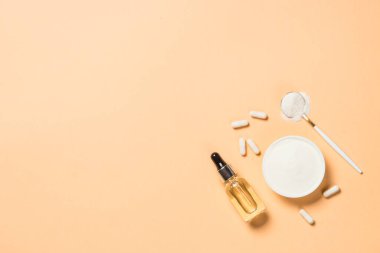 Pastel arka planda kolajen tozu beslenme takviyesi.