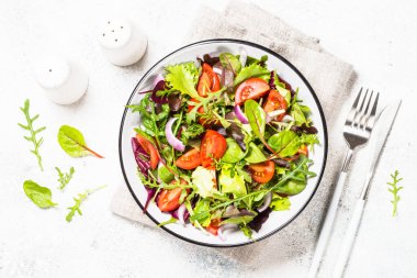 Beyaz sebzeli yeşil salata..