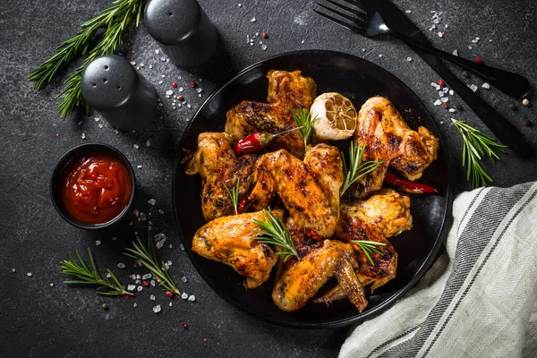 Ali di pollo alla griglia con spezie al tavolo nero. — Foto Stock