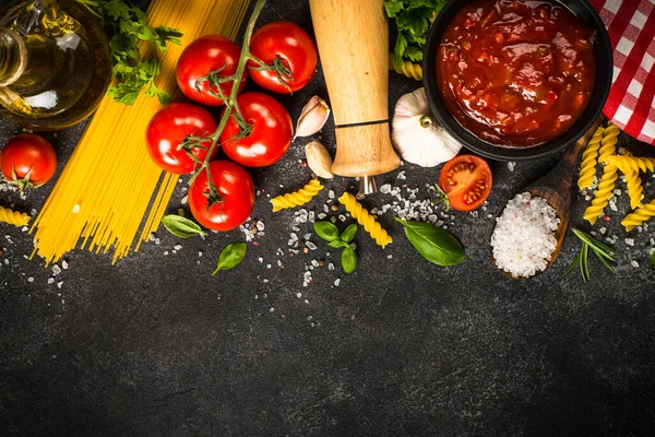 파사, 올리브유, 향신료, 바질 과 신선 한 토마토. — 스톡 사진