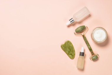 Yeşim silindir ve gua sha taş masajcı üst görünüm.