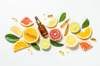 C vitamini kozmetik ürünleri ve taze narenciye meyveleri..