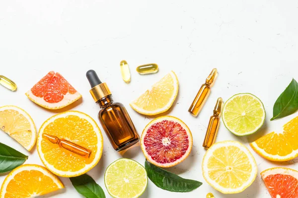 Vitamina C. Productos cosméticos y cítricos frescos. — Foto de Stock