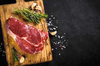 Siyah otlu çiğ biftek..