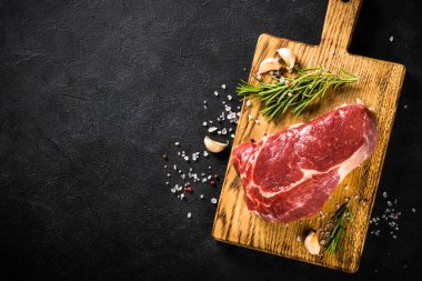 Siyah otlu çiğ biftek..