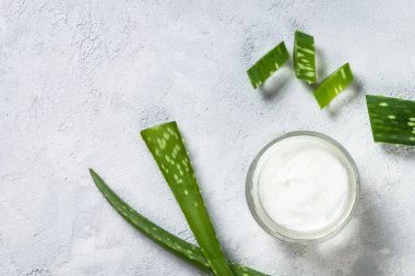 Aloe vera kozmetik taş masa görünümünde.