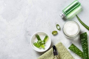 Aloe vera kozmetik taş masa görünümünde.