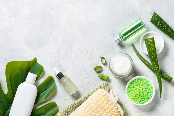 Aloe vera cosmética en piedra vista superior de la mesa. — Foto de Stock