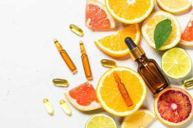C vitamini kozmetik ürünleri ve taze narenciye meyveleri..