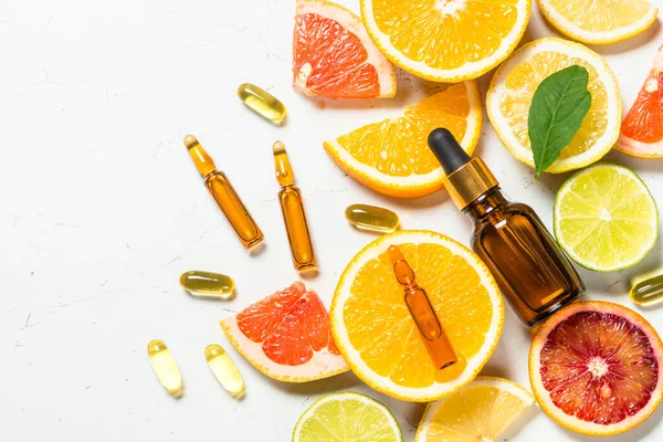 Vitamina C. Productos cosméticos y cítricos frescos. — Foto de Stock