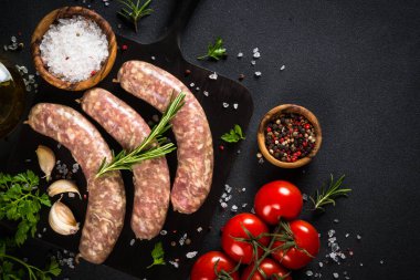 Siyah masadaki baharatlı sosis ya da sosis dilimleme tahtası..