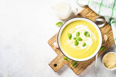 Beyaz ıspanaklı kabak çorbası ve otlar..