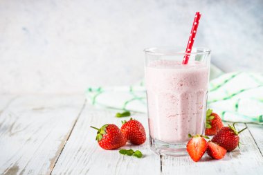 Çilekli smoothie veya beyaz milkshake..