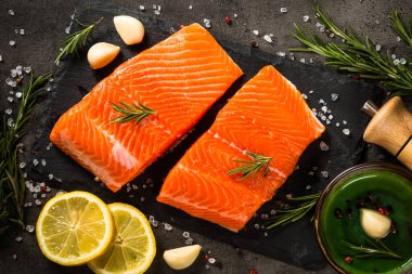 Siyah masada malzemeli somon balığı..