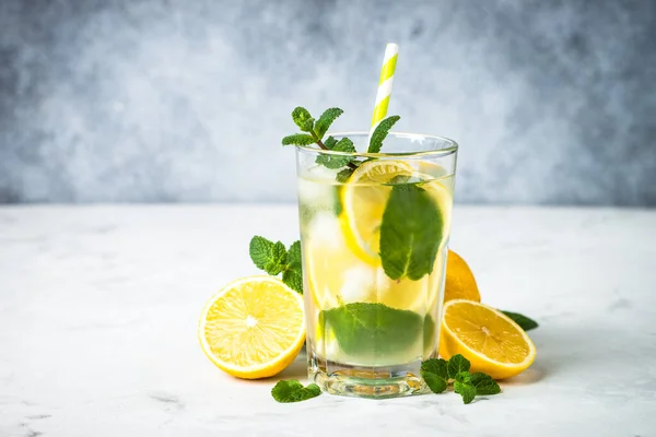 Limonada en el vaso en la mesa blanca. —  Fotos de Stock