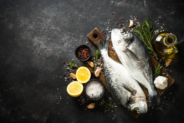 Dorado de poisson frais sur table en pierre noire. — Photo