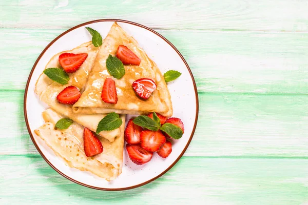 Crepes con mirtilli freschi e miele. — Foto Stock