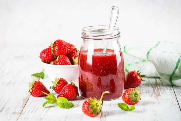 Mermelada de fresa en el frasco de vidrio. —  Fotos de Stock