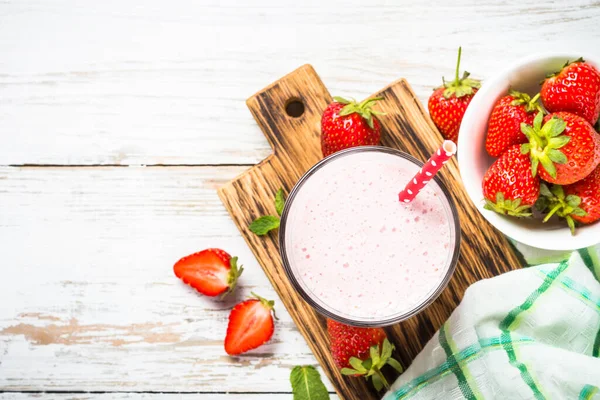 Erdbeer-Smoothie oder Milchshake in Weiß. — Stockfoto