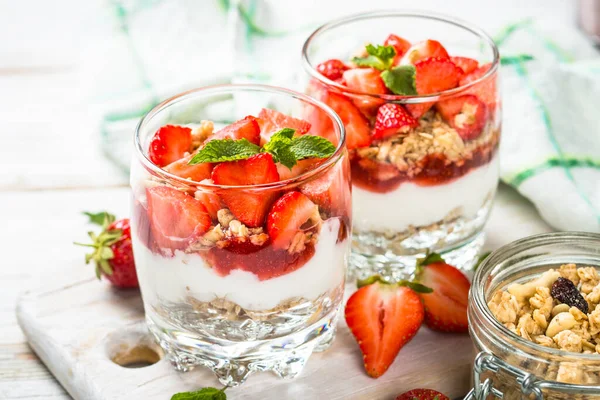 Parfait de yogur griego con fresa. —  Fotos de Stock