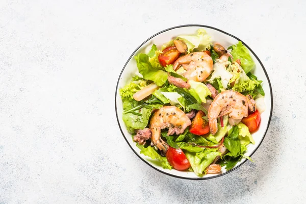 Insalata di frutti di mare con foglie e verdure su bianco. — Foto Stock