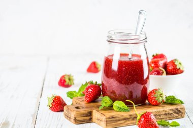 Cam kavanozda çilek reçeli.