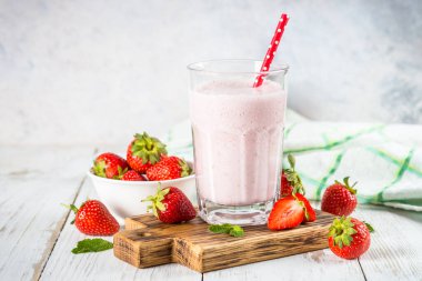 Çilekli smoothie veya beyaz milkshake..