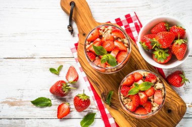 Çilekli Yunan yoğurdu..