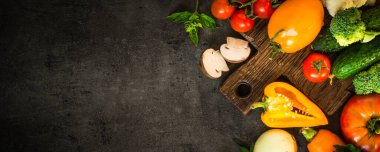 Sağlıklı gıda arka planı siyah masada.