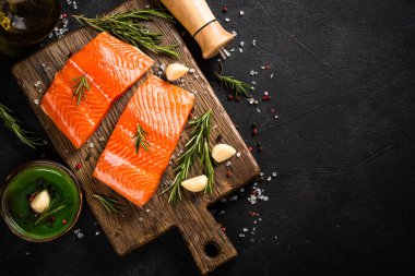 Siyah masada malzemeli somon balığı..