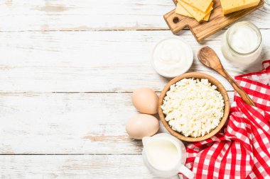 Süt ürünü beyaz ahşap masada.