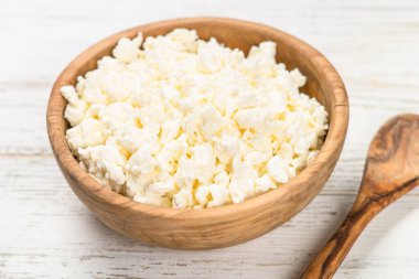 Ahşap masada peynir mi peynir mi?.