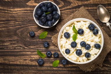 Beyaz tabakta kaymak veya süzme peynir.