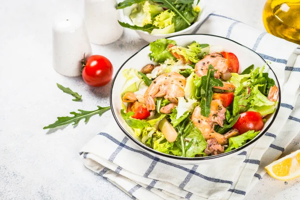 Yeşil yapraklı ve sebzeli deniz ürünleri salatası..