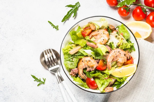 Seafood salad with leaves and vegetables. — Stock Photo, Image