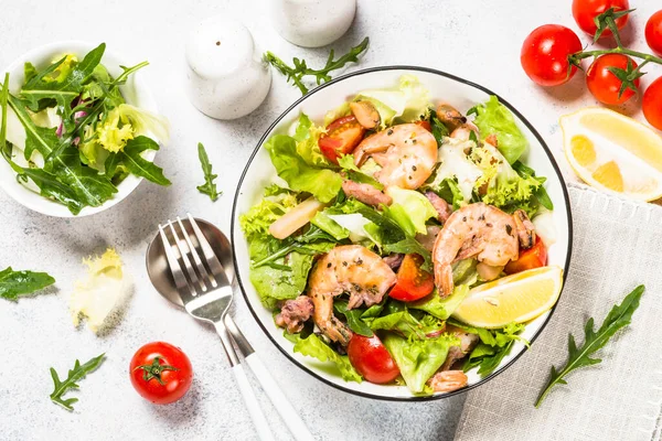 Salada de frutos do mar com folhas e legumes. — Fotografia de Stock