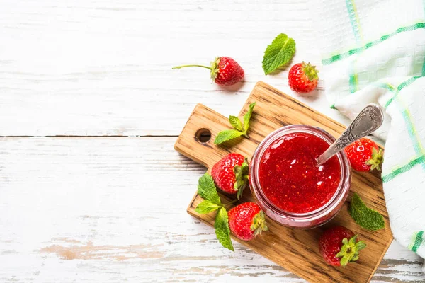 Erdbeermarmelade im Glas — Stockfoto