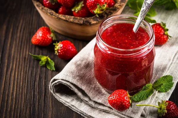 Mermelada de fresa en el frasco de vidrio. —  Fotos de Stock