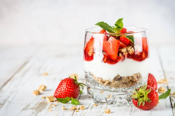 Greek yogurt parfait with strawberry. — Stock Photo, Image
