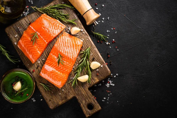 Siyah masada malzemeli somon balığı..