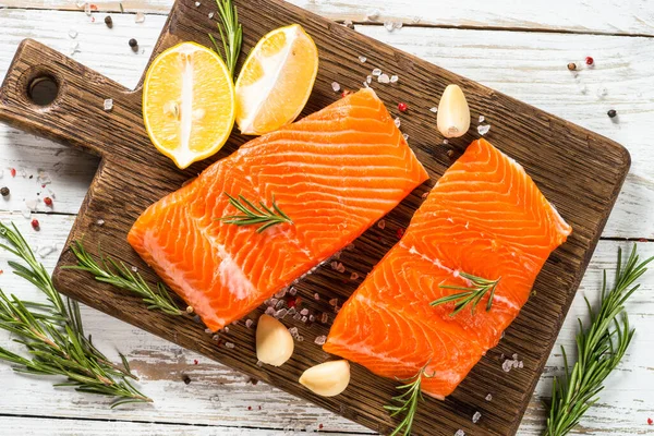 Beyaz masada malzemeli somon balığı..