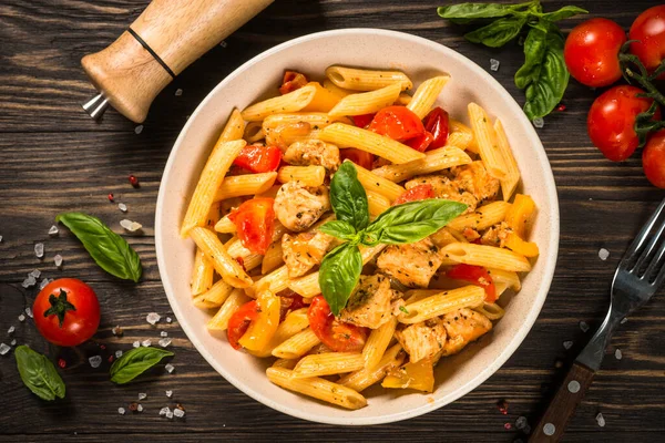 Tahta masada tavuk ve sebzeli makarna..