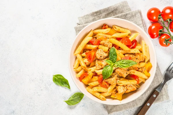 Beyaz masada tavuk ve sebzeli makarna..