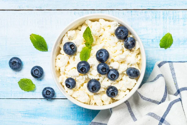 Beyaz tabakta kaymak veya süzme peynir.