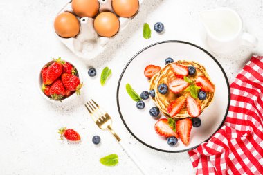 Taze böğürtlenli krep ve bal.