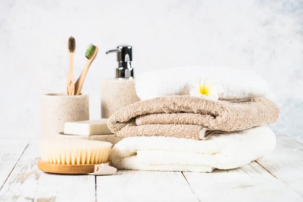 Bathroom background with ceramic soap and towels at the table. — Stock Photo, Image