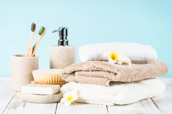 Bathroom background with ceramic soap and towels at the table. — Stock Photo, Image