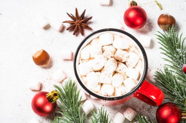 Kremalı sıcak çikolata ve beyaz masada noel kurabiyesi..